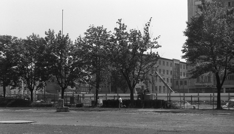 SZVSE pálya, háttérben az egykori munkásszálló épülete, a mai Károlyi Mihály Kollégium.