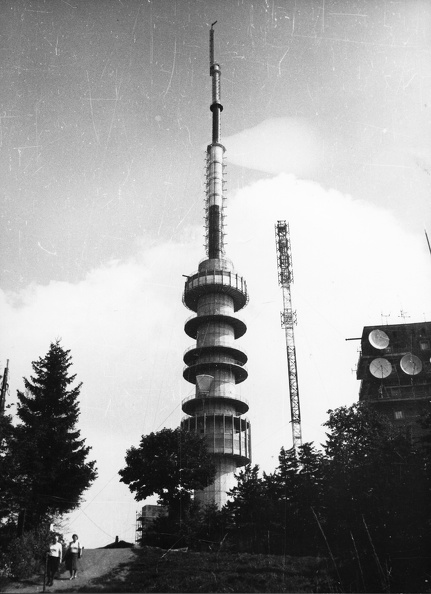 Tv adótorony, háttérben az 1958-ban épült antennatorony.