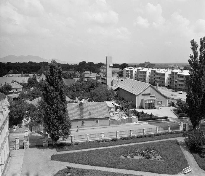 Eötvös utca, kilátás a Tanítóképző épületének tornyából. Előtérben a Rákóczi Mozi, jobbra a Comenius utca házai mögött a Sárospataki Református Kollégium épületének teteje látszik.