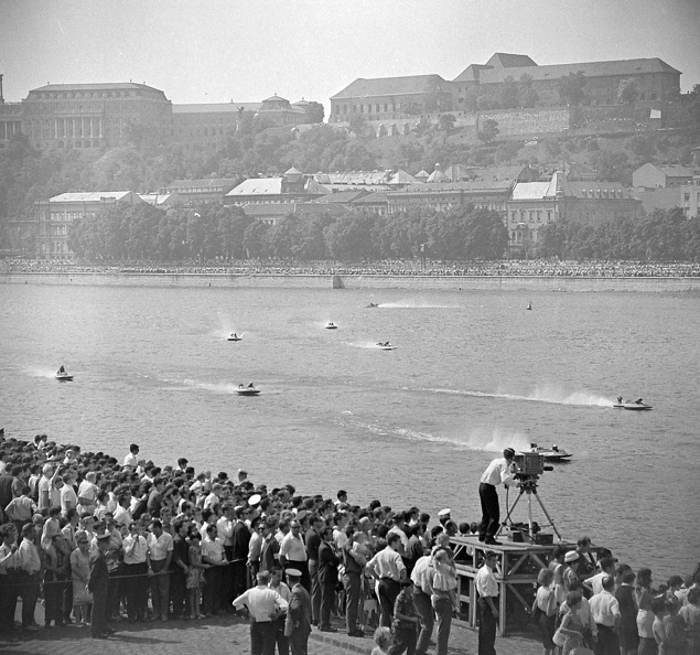augusztus 20-i víziparádét követő, motorcsónak verseny.