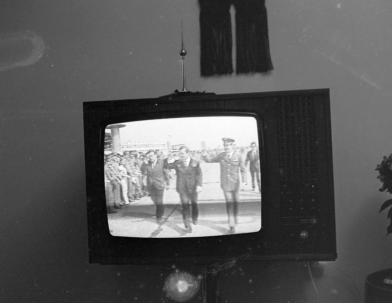VIDEOTON Super Color (TS 3301...5313) televíziókészülék. A képernyőn Magyari Béla, Valerij Kubaszov és Farkas Bertalan űrhajósok láthatók.