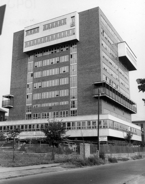 Haller utca (Hámán Kató út) 29., az Országos Kardiológiai Intézet főépülete.