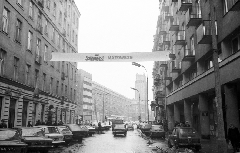 ulica Szpitalna, a Szolidaritás szakszervezet irodájának közelében. Háttérben a Prudential biztosító épületének tornya.