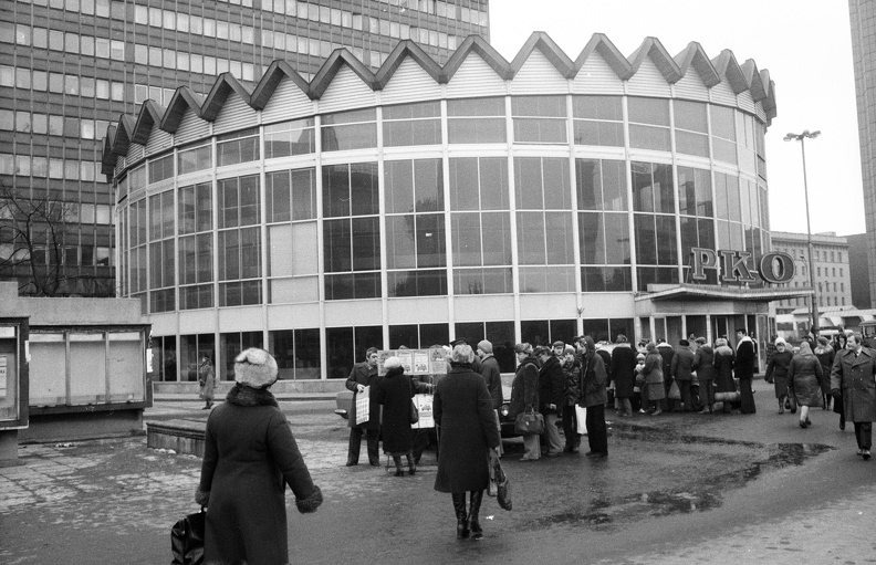 a PKO Bank Rotunda nevezetű épülete az ulica Marszalkowska és az Aleje Jerozolimskie kereszteződésénél.