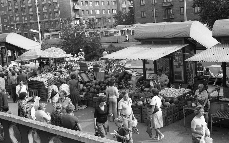 a Fehérvári úti piac Október huszonharmadika (Schönherz Zoltán) utcai oldala.