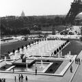Trocadéro-kert részlete, jobbra a Jéna híd a Szajnán és az Eiffel-torony.