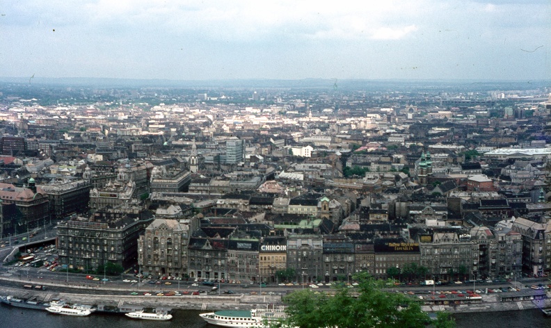 pesti látkép a Gellérthegyről, Belgrád rakpart az Erzsébet híd és a Szabadság híd között.