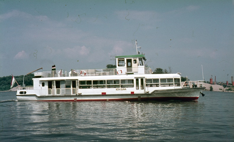 a BKV Kék Duna kishajója a Palotai-sziget előtt.