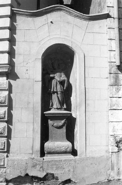 Vár utca, Nepomuki Szent János szobra a Tűztorony alatt.