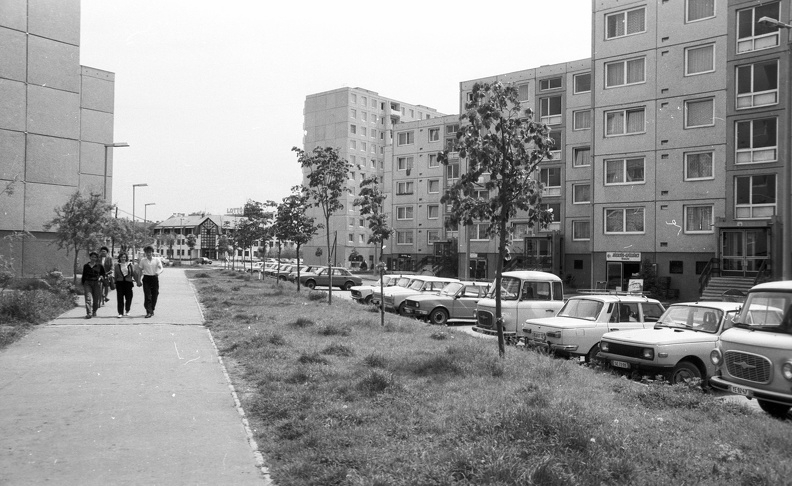 Palotaváros (Lenin lakótelep), Tolnai utca a Sütő utca felé nézve.