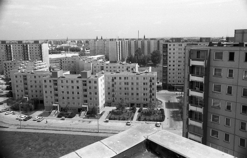 Palotaváros (Lenin lakótelep), kilátás a Cserepes köz felől a Jancsár utcára.