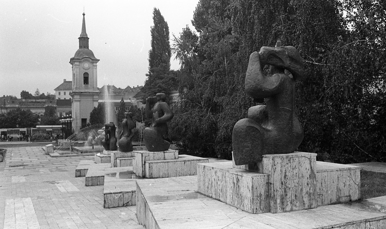 Színház tér (Piata Teatrului), Zene, Tánc, Költészet, Ünnep c. kompozíció (Zagyva László, 1973.), háttérben a ferences templom tornya.