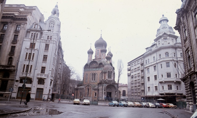 Strada Ioan Ghica, Szent Miklós orosz ortodox templom az Egyetem tér felől nézve.