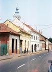 Kossuth Lajos utca, a tetők fölött a református templom toronysisakja látszik.