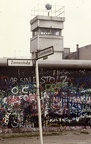 Zimmerstrasse a Charlottenstrassenál, Berlini Fal. Megfigyelőtorony a keleti oldalon.