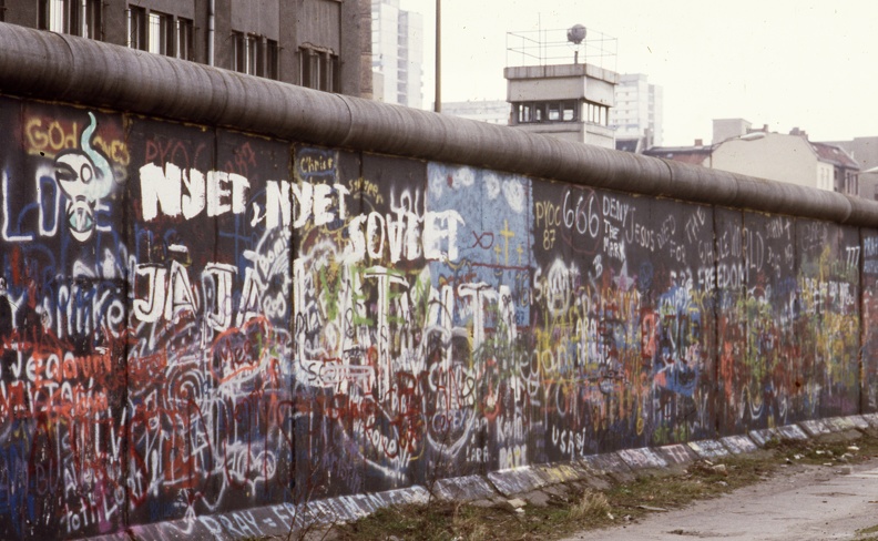 Zimmerstrasse, Berlini Fal. Megfigyelőtorony a keleti oldalon.