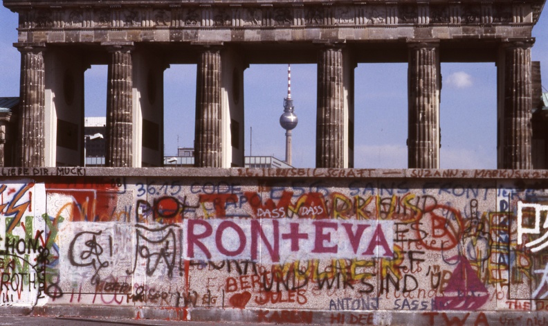 a Berlini Fal és a Brandenburgi kapu Nyugat-Berlin felől.