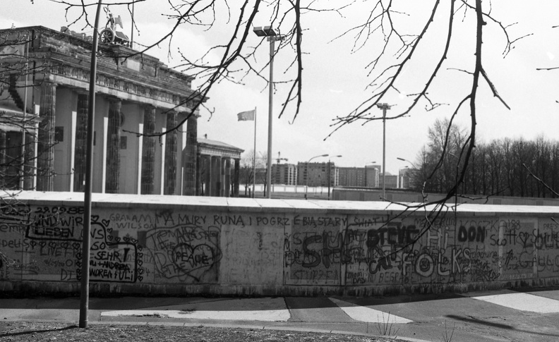 a Berlini Fal és a Brandenburgi kapu Nyugat-Berlin felől.