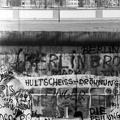 a Berlini Fal a nyugati oldalról, háttérben a Wilhelmstrasse 52.