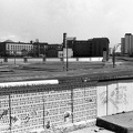 Berlini Fal védelmi övezete a Postdamer Platznál, jobbra a Köthener Strasse épületei.