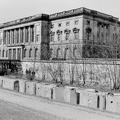 Niederkirchnerstrasse, a Berlini Fal nyugat felől. A kelet-berlini oldalon álló épületben működött az Állami Tervbizottság (egykor Porosz tartományi parlament, ma Fővárosi képviselőház).