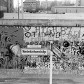 Wilhelmstrasse - Niederkirchnerstrasse sarok a Berlini Fal előtt, kilátás a keleti oldal felé.