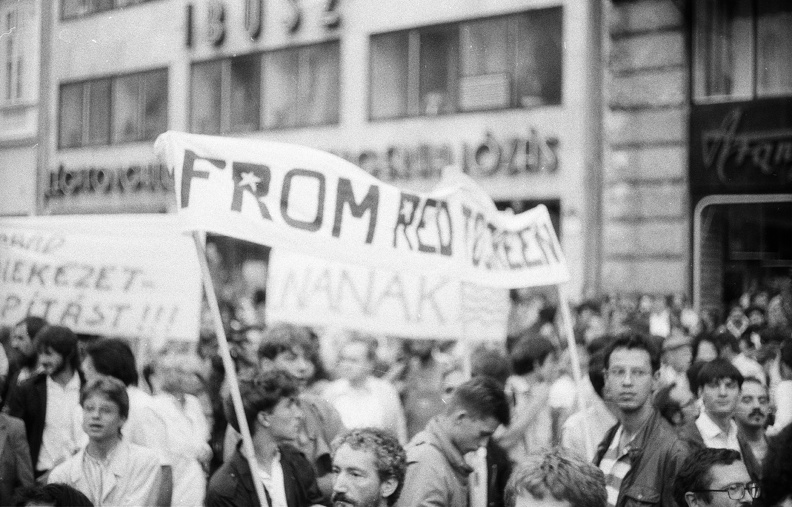 Vörösmarty tér, tüntetés a Bős-nagymarosi Vízlépcsőrendszer felépítése ellen, 1988. szeptember 12-én.