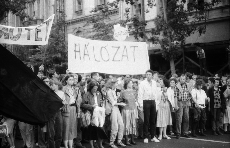 Bajcsy-Zsilinszky út a 22. és 24. számú házak előtt. Tüntetés a Bős-nagymarosi Vízlépcsőrendszer felépítése ellen, 1988. szeptember 12-én.