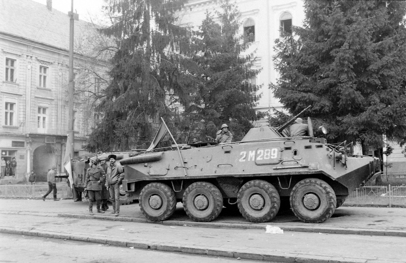 Piata Libertatii, a román hadsereg BTR-60 típusú páncélozott szállító harcjárműve. A fák mögött a katonai kaszinó épülete. Romániai forradalom.