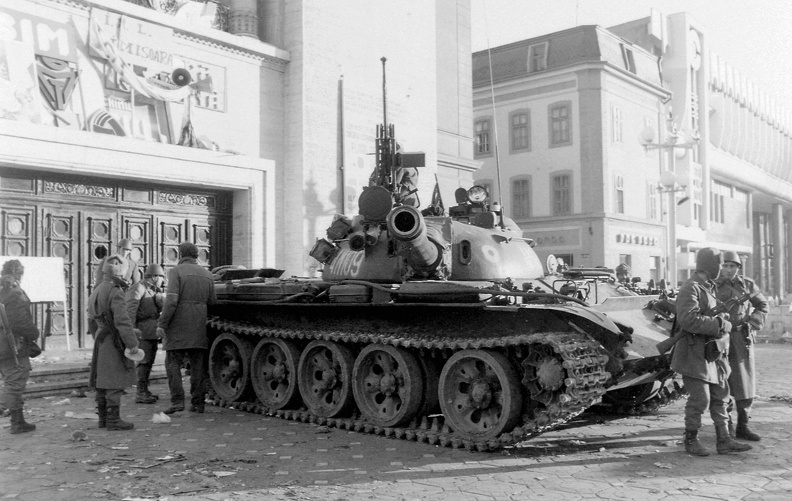 Román Nemzeti Színház és Operaház, T-55 harckocsi. Romániai forradalom.