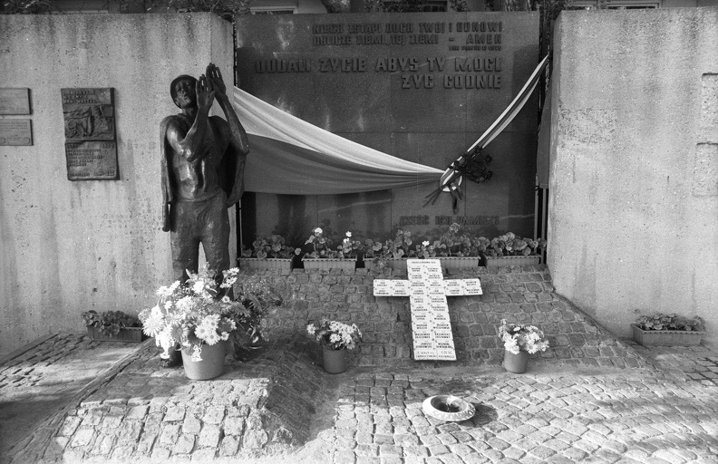 az 1970-es munkás sztrájk leverése során meghalt áldozatok emlékműve a Hajógyár főbejáratánál.