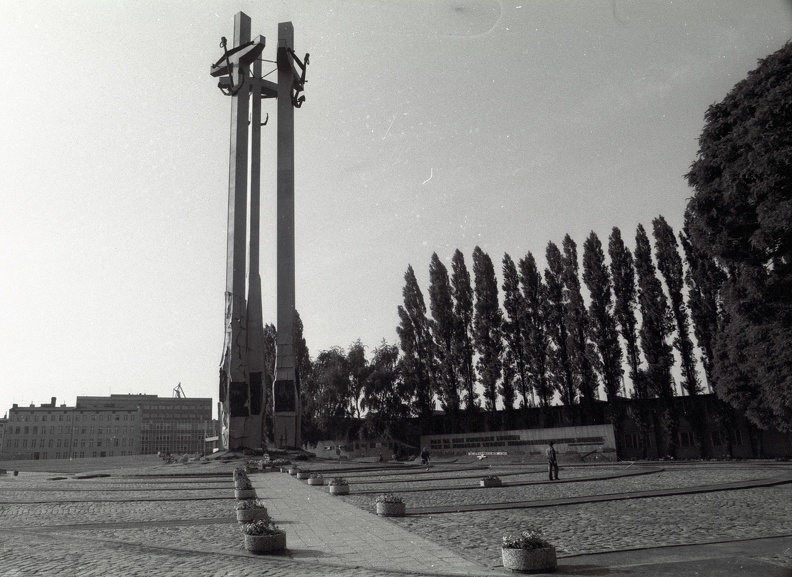 az 1970-es munkás sztrájk leverése során meghalt áldozatok emlékműve a Hajógyár főbejáratánál.