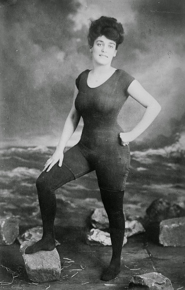 Anette Kellerman úszódresszben a kamera előtt, emiatt le is tartóztatták. (1907).jpg